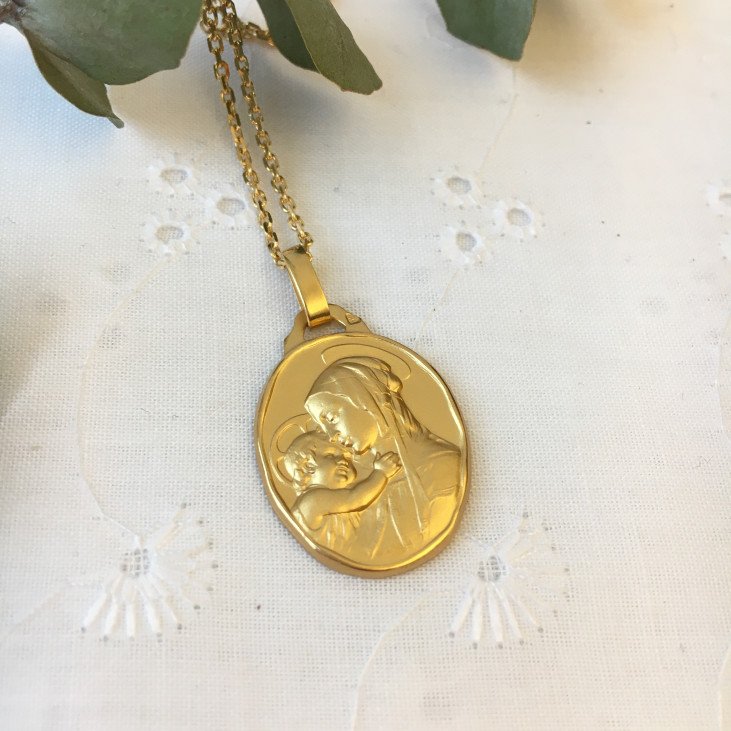 Médaille de la Vierge à l'Enfant de Boticelli ovale 18 mm en or 18 carats