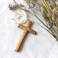 Croix d'aube en bois d'olivier biseautée avec cordon - 9,5 cm