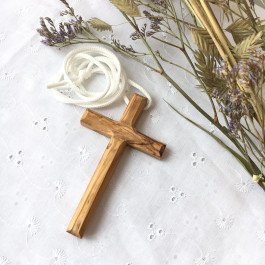 Croix d'aube en bois d'olivier biseautée avec cordon - 9,5 cm