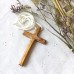 Croix d'aube en bois d'olivier biseautée avec cordon - 9,5 cm