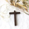 Croix d'aube bois foncé avec cordon - 9 cm