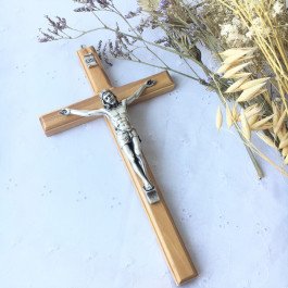 Crucifix en bois d'olivier biseauté