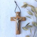 Crucifix en bois d'olivier biseauté