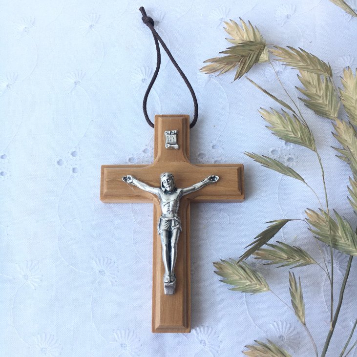 Crucifix en bois d'olivier biseauté