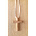Croix d'aube en bois d'olivier biseautée avec cordon - 7 cm