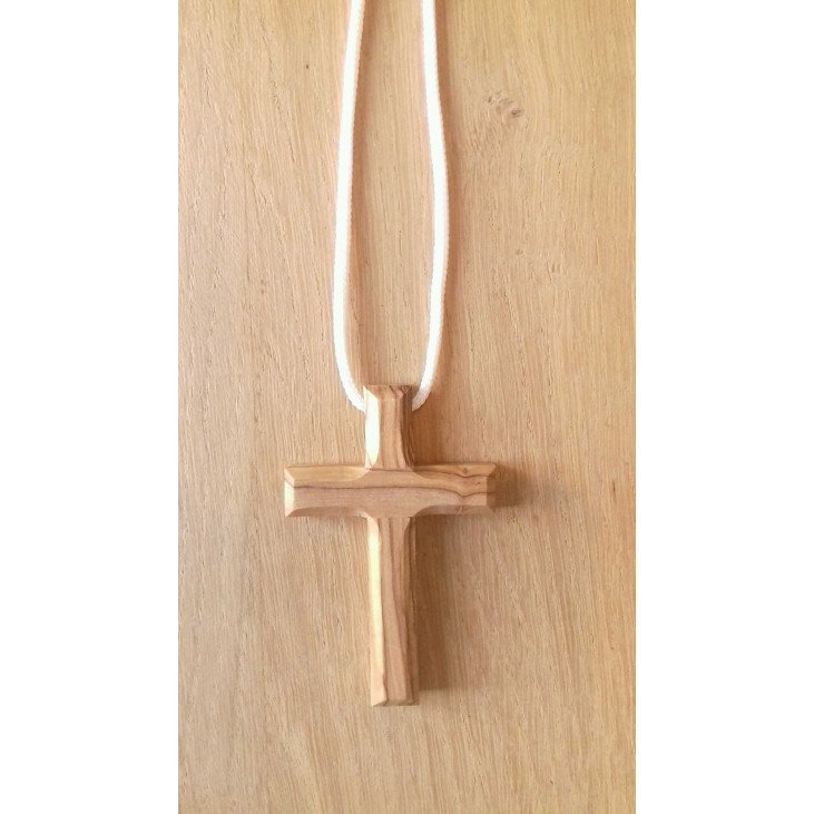 Croix d'aube en bois d'olivier biseautée avec cordon - 7 cm