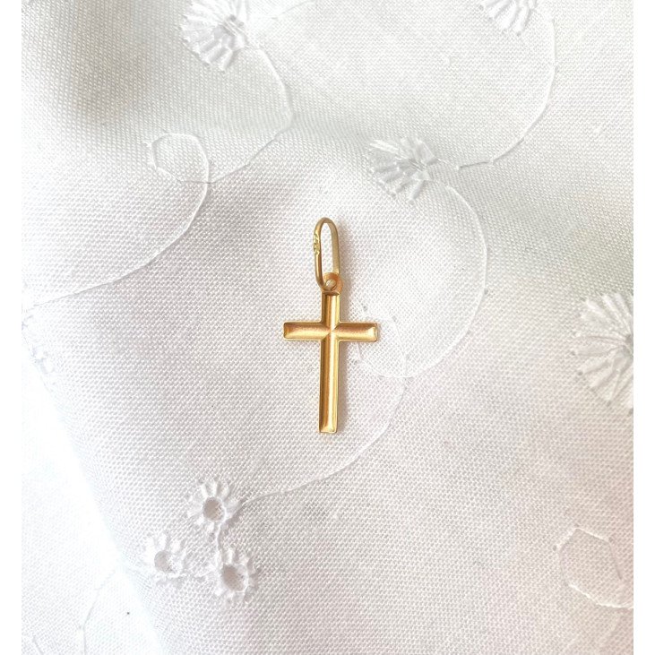 Croix fine dos creux 13 mm en or 18 carats