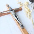 Crucifix fin en bois & métal argenté