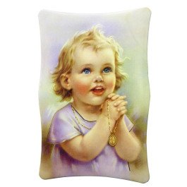 Cadre enfant priant avec médaille