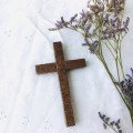 Croix d'aube avec cordon - 10 cm