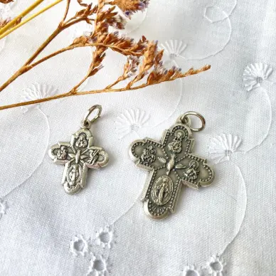 Croix pendentif des Saints protecteurs - métal argenté