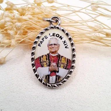 Médaille Pape Léon XIV en résine colorée et métal argenté 22 mm