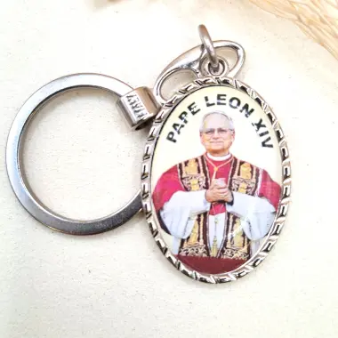 Porte-clefs ovale en résine 37 mm – Pape Léon XIV