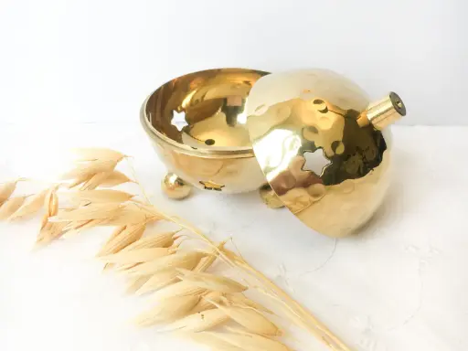 Encens et bougie religieuse