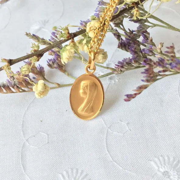 Médaille de la Vierge Marie jeune - ovale - plaqué or