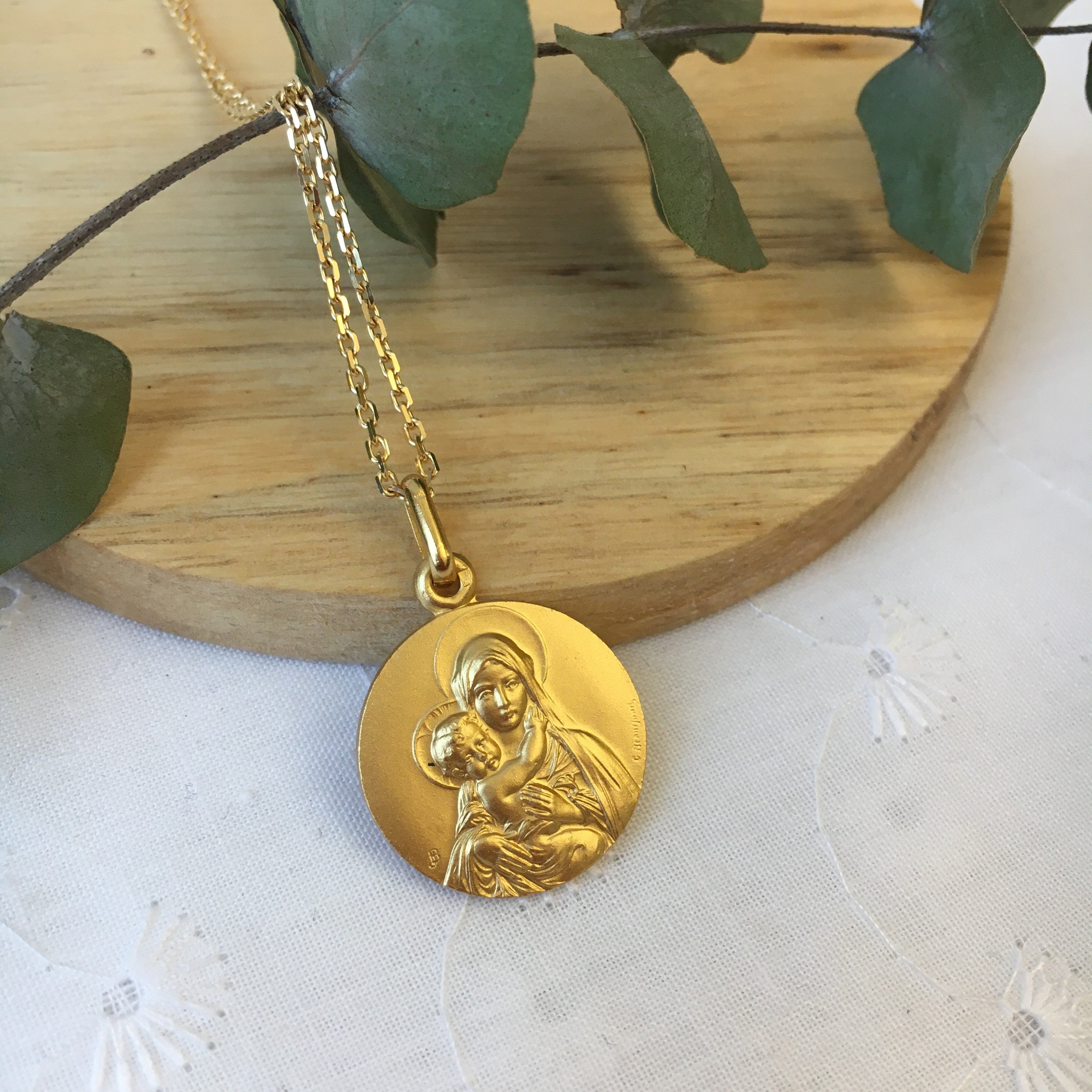 Collier Pendentif Lucite Vierge à L'enfant Doré - Longue Chaîne 57 Cm, Occasion Comme Neuf