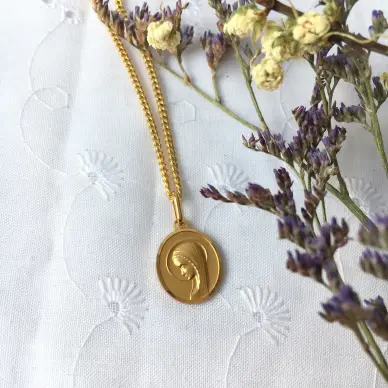 Médaille de la Vierge moderne ovale 15 mm - plaqué or