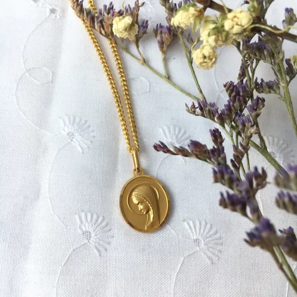 Médaille de la Vierge moderne ovale 15 mm - plaqué or