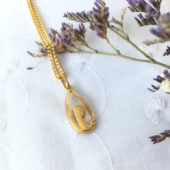Médaille de la Vierge Priante ajourée - plaqué or