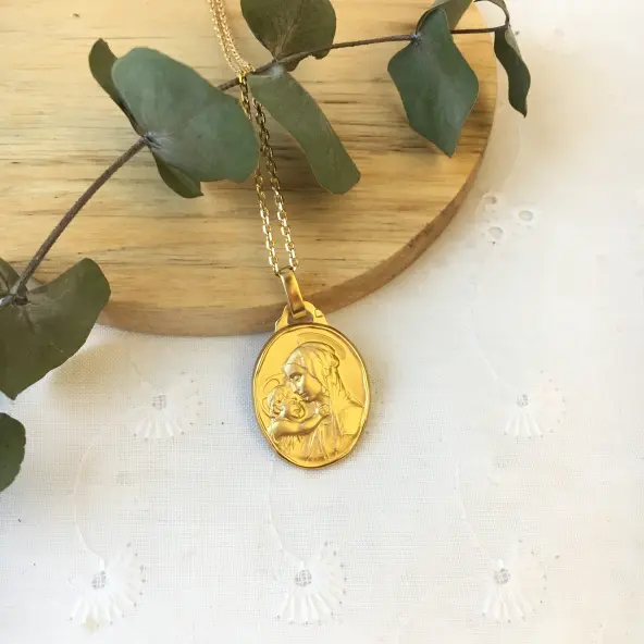 Médaille de la Vierge à l'Enfant de Botticelli ovale 18 mm en or 18 carats