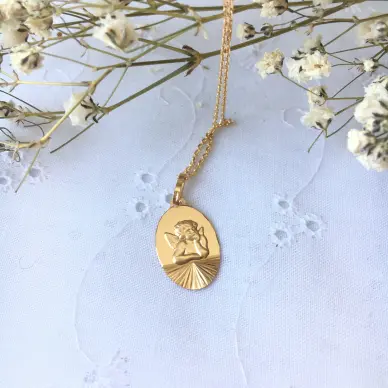 Médaille Ange ovale en or 18 carats