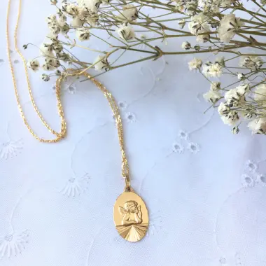 Médaille Ange ovale en or 18 carats
