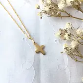 Petite croix arrondie 10 mm en or 18 carats - 1