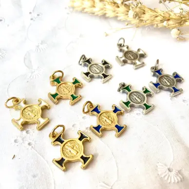 Croix Saint Benoît dorée ou argentée - Couleur au choix