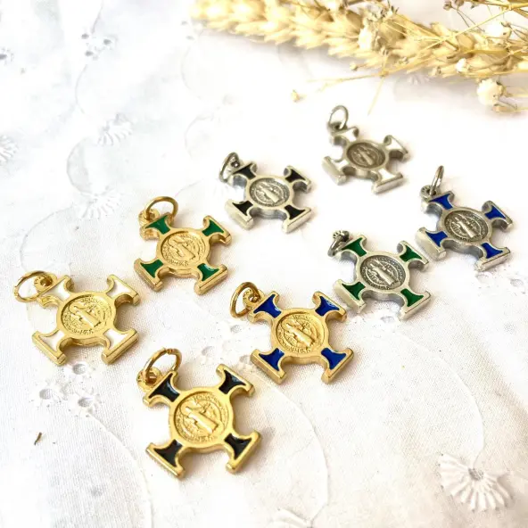 Croix Saint Benoît dorée ou argentée - Couleur au choix