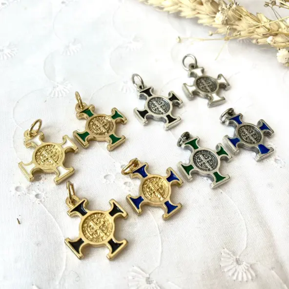 Croix Saint Benoît dorée ou argentée - Couleur au choix