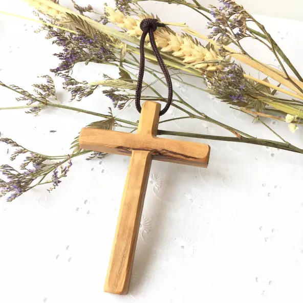 Croix d'aube en bois d'olivier sans cordon - 10 cm