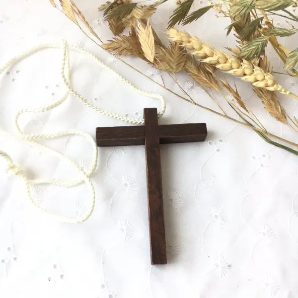 Croix d'aube bois foncé avec cordon - 9 cm