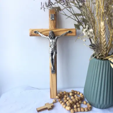 Crucifix en bois d'olivier biseauté