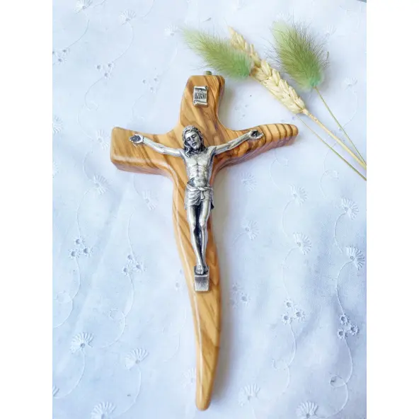 Crucifix moderne en bois d'olivier