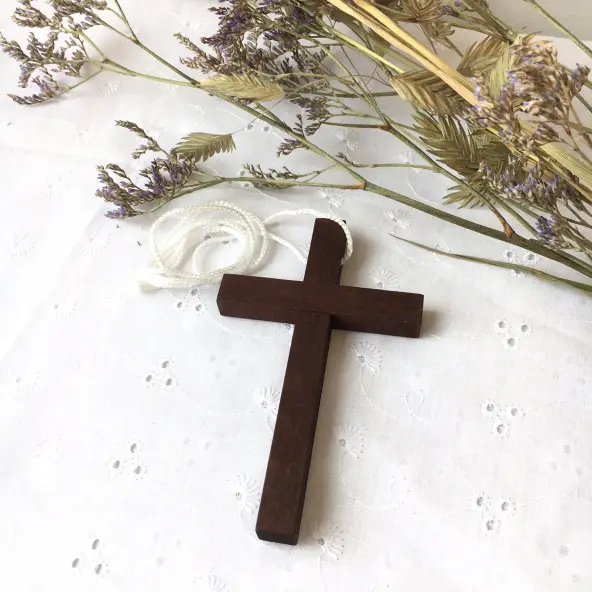 Croix d'aube bois foncé avec cordon - 10 cm