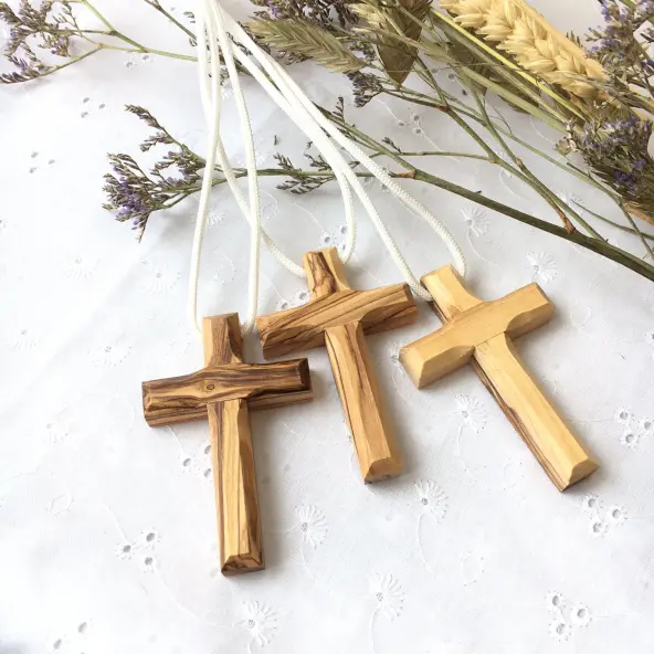 Croix d'aube en bois d'olivier biseautée avec cordon - 7 cm