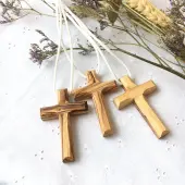 Croix d'aube en bois d'olivier biseautée avec cordon - 7 cm - 1