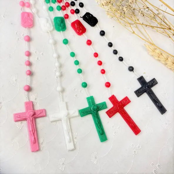 Chapelet plastique sur corde - Couleur au choix