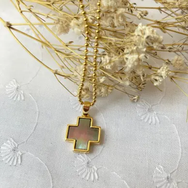 Croix carrée en nacre irisée dorée - 13 mm