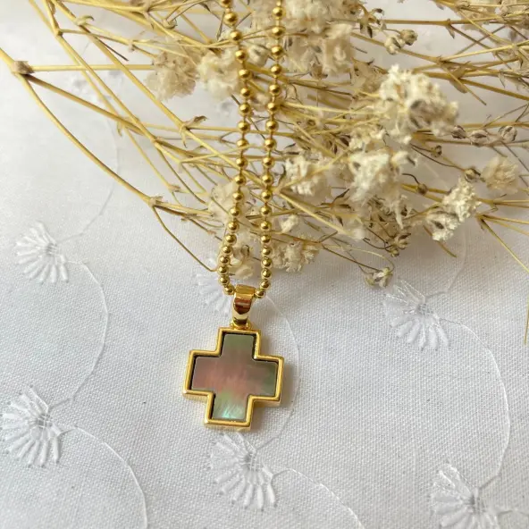 Croix carrée en nacre irisée dorée - 13 mm