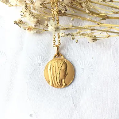 Médaille de la Vierge au voile étoilé en or 18 carats