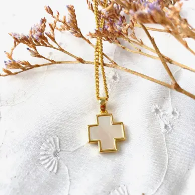 Croix carrée en nacre sertie dorée - 13 mm