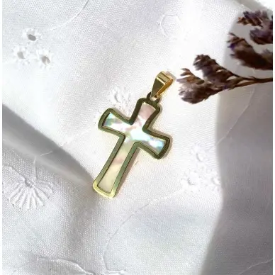 Croix en or et nacre
