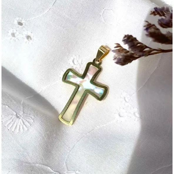 Croix en or et nacre