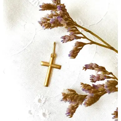 Croix fine dos creux 13 mm en or 18 carats