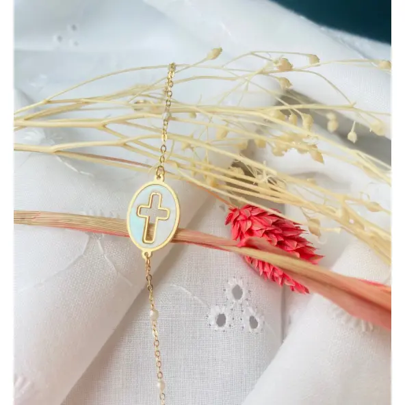 Bracelet religieux en or, nacre et email blanc