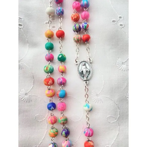 Chapelet multicolore Fimo sur chaîne argentée