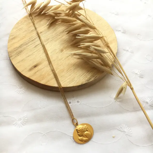 Médaille ovale Ange en prière en or 18 carats