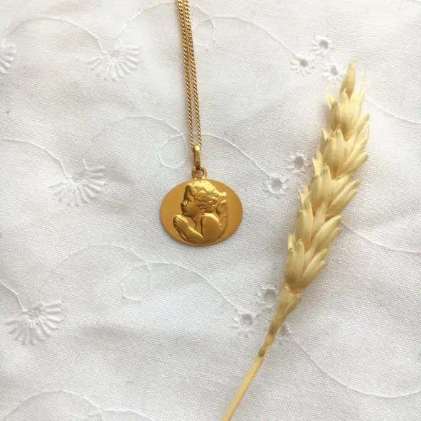 Médaille ovale Ange en prière en or 18 carats