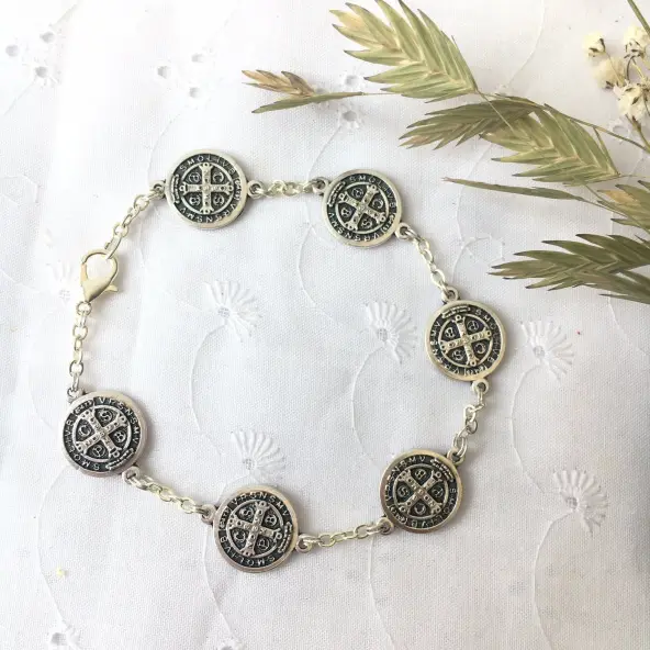 Bracelet Saint Benoit en métal